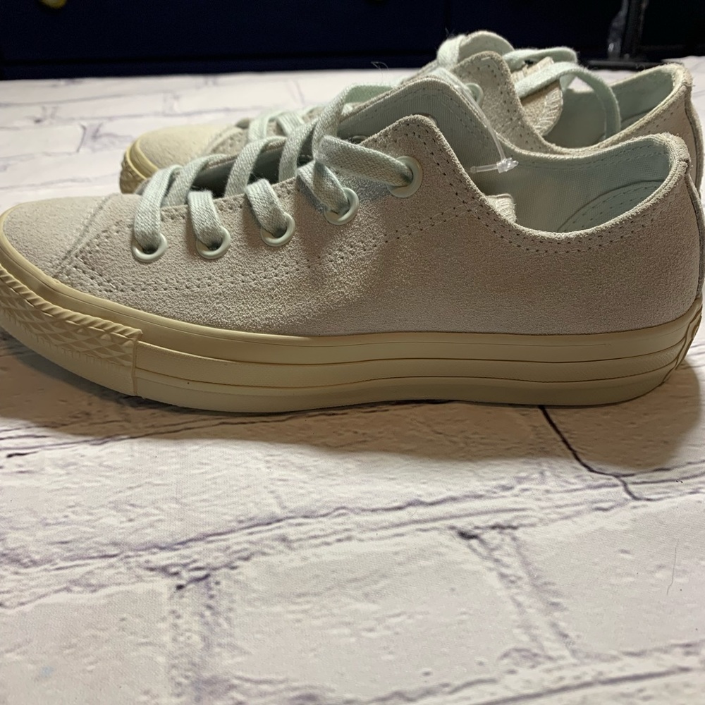 Women’s size 5 low top converse